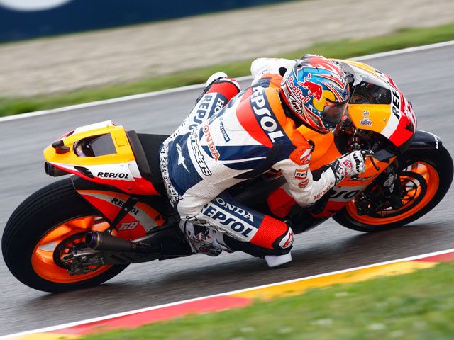 Nicky Hayden (Honda) arrasa en mojado