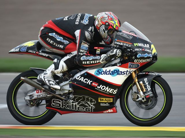 Nico Terol (Aprilia) no pudo con Simone Corsi (Aprilia)