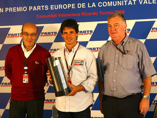 Alex Crivillé recibe el Trofeo de los Campeones de MotoGP