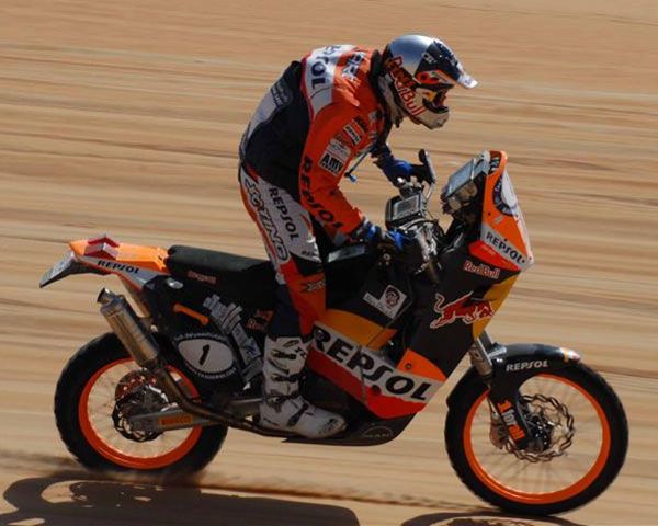 Cara y cruz en el equipo Repsol KTM, Coma líder y Farrés se retira