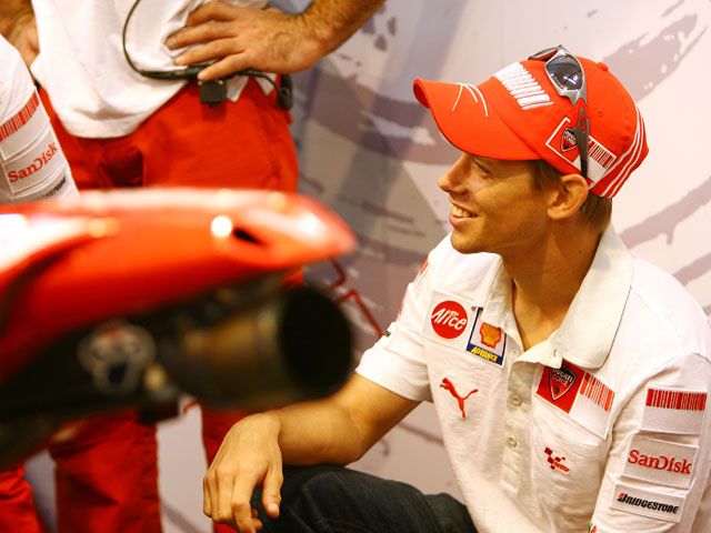 Casey Stoner fue intervenido con éxito