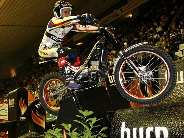Cabestany con Sherco se impone en el Trial Indoor de Girona