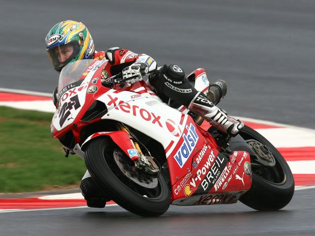 Troy Bayliss se adjudica la última superpole de la temporada, pasada por agua