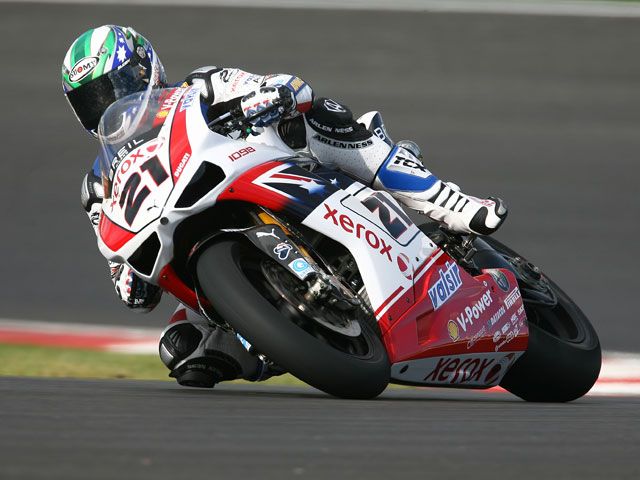 Troy Bayliss, por delante de Checa, logra la victoria en Superbike