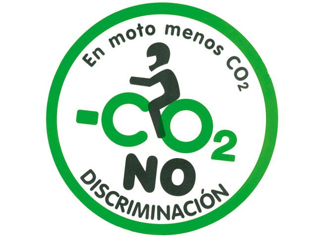 "En moto, menos CO2. No a la discriminación"