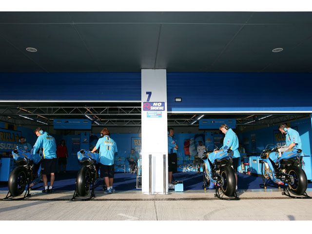Loris Capirossi y Chris Vermeulen prueban la Suzuki en el túnel de viento