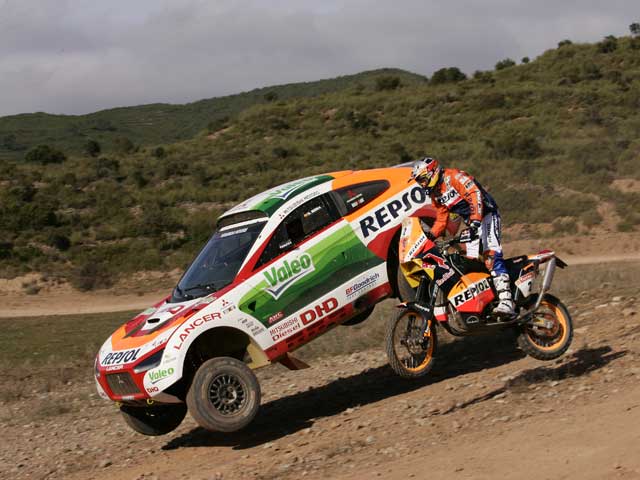 Nani Roma (Mitsubishi) y Marc Coma (KTM), piloto y copiloto por un día Nani Roma (Mitsubishi) y Marc Coma (KTM), piloto y copiloto por un día