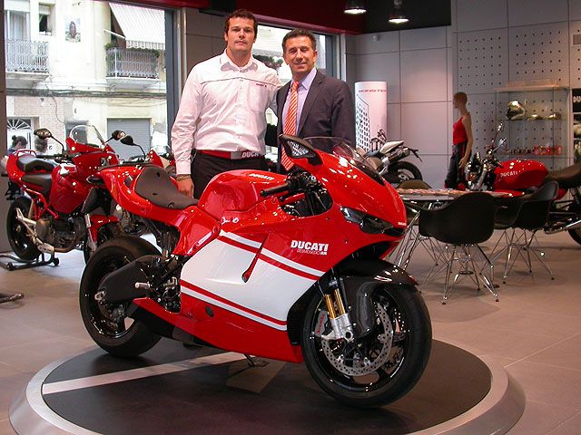 Aspar se hace con una Ducati D16RR