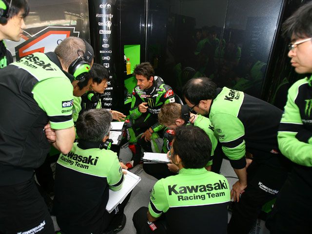 Capirossi (Suzuki) marca el ritmo y mejora Melandri (Kawasaki)