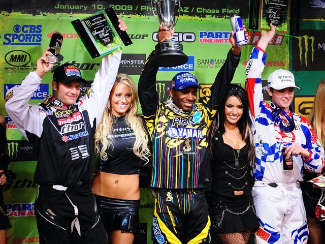 Primera victoria de Stewart con Yamaha
