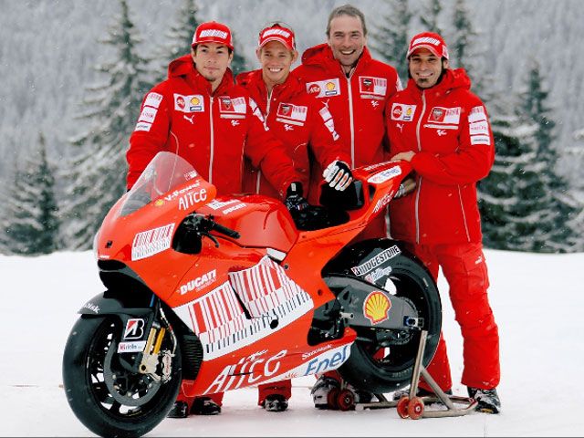 Stoner y Hayden presentan la Ducati Desmosedici GP9