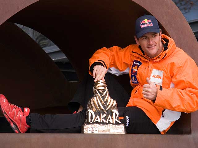 Marc Coma (KTM) llega a España con su segundo trofeo del Dakar