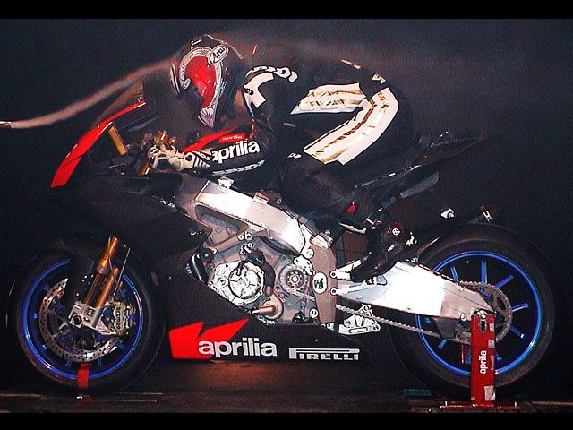 Shinya Nakano prueba la Aprilia RSV4 en el túnel del viento