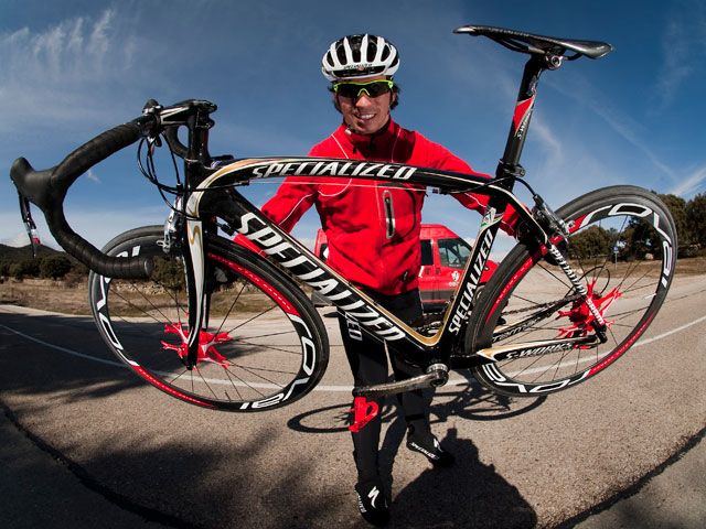 Toni Elías entrena con la bici de Paolo Bettini