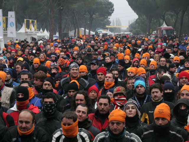 2.000 moteros piden la retirada de los guardarrailes peligrosos