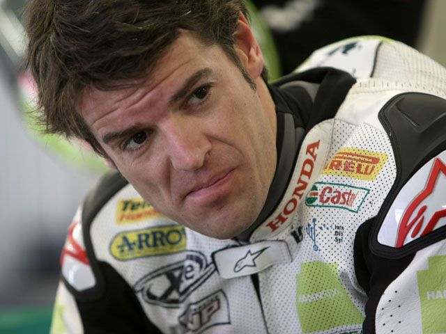 Carlos Checa (Honda) sale de Phillip Island en ambulancia
