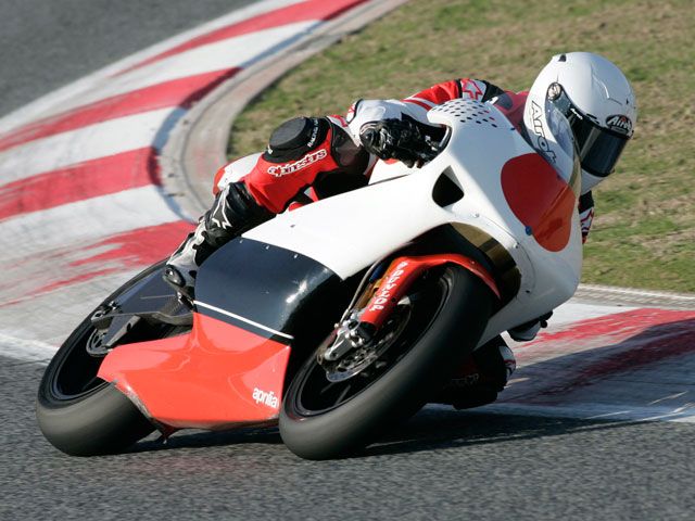 Héctor Barberá entrenó con su nueva Aprilia RSA y el Team Pons