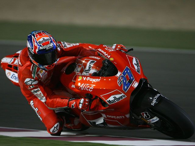 Casey Stoner con Ducati, mejor tiempo en Qatar; Rossi, segundo.