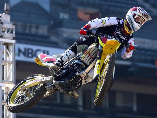 Chad Reed (Suzuki) complica la vida a James Stewart (Yamaha)