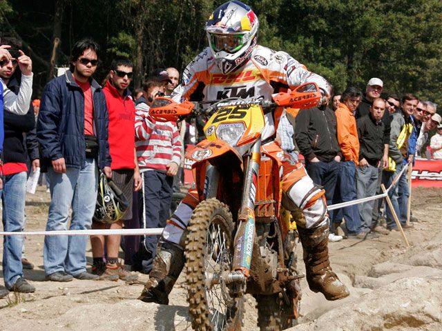 Iván Cervantes con KTM se lleva la disputada E3 en el Enduro de Portugal