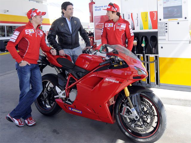 Stoner y Hayden, "gasolineros" en Madrid