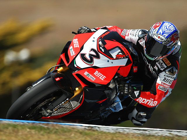 Biaggi (Aprilia) gana la partida a Spies (Yamaha) y Haga (Ducati)