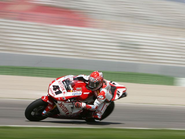Noriyuki Haga (Ducati) arrasa en Valencia