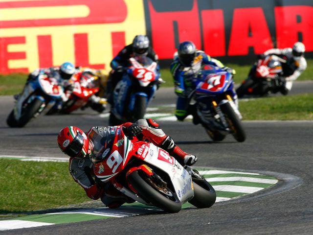 Giugliano (MV Agusta) y Petrucci (Yamaha), poles en Superstock