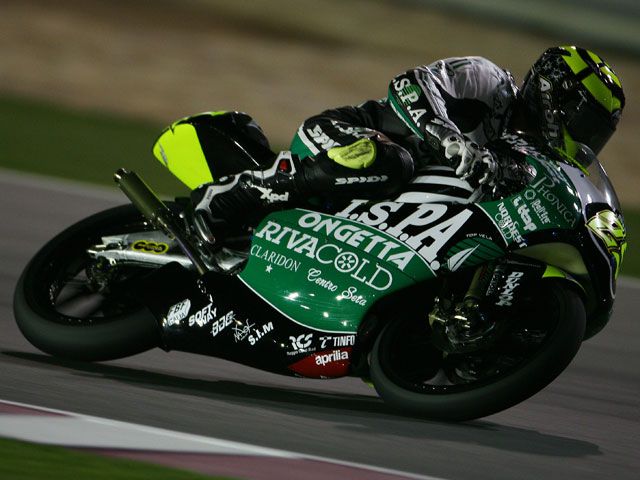 Iannone, por delante de Julián Simón, vence una carrera a cuatro vueltas