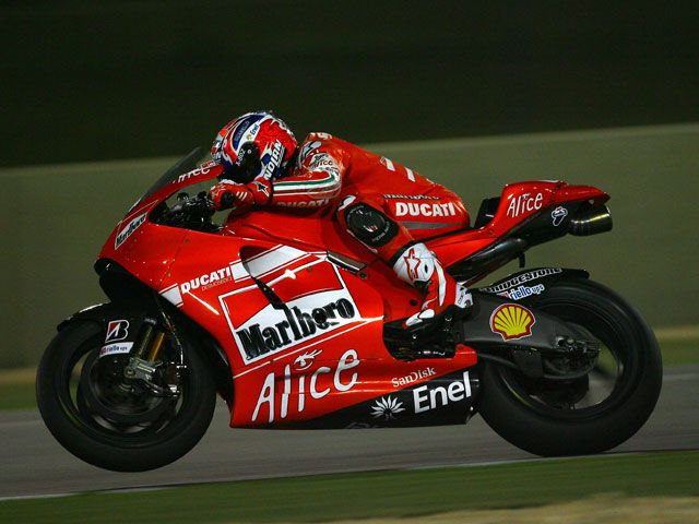Stoner (Ducati) vuelve a arrasar en los cronometrados