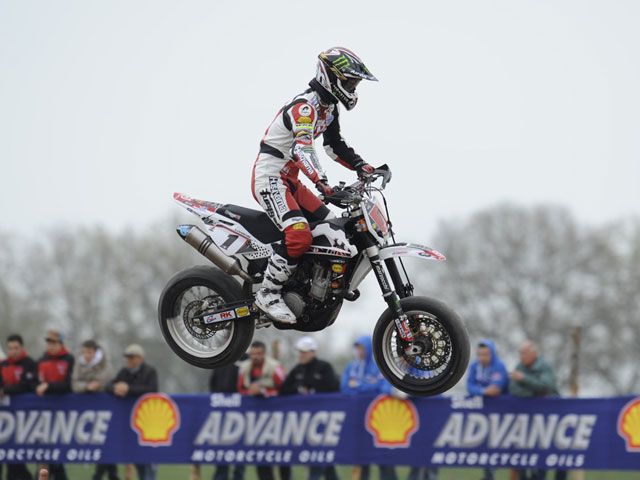 Adrien Chareyre con Husqvarna, domina la primera cita de Supermotard