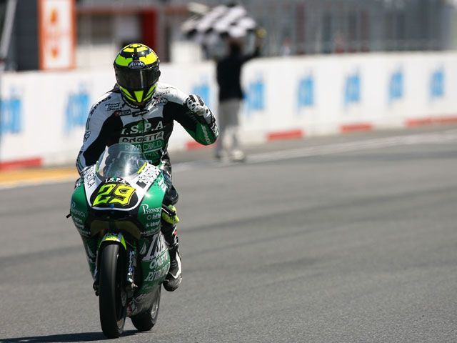 Iannone (Aprilia) repite victoria ante Simón y Espargaró