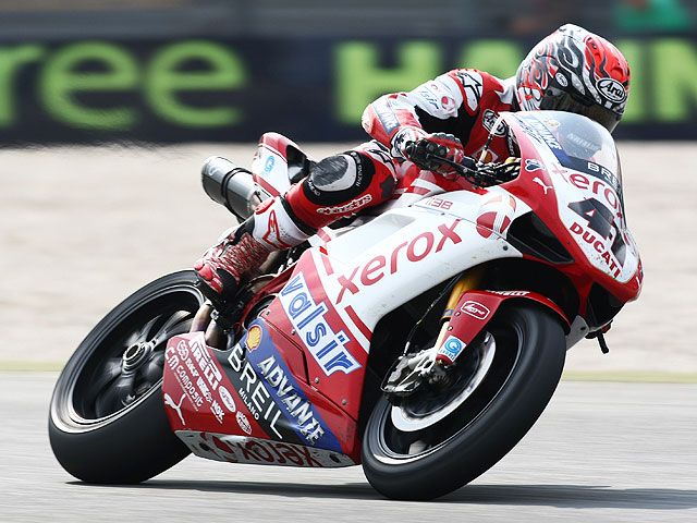 Haga (Ducati) se impone sin Spies (Yamaha) en la pista