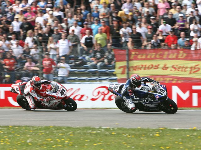 Spies (Yamaha) arrebata la victoria a Haga (Ducati) en la última vuelta