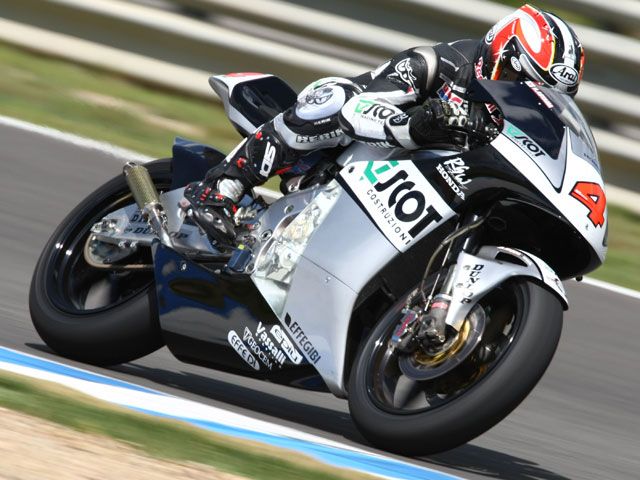 Aoyama (Honda) le arrebata la victoria a Bautista (Aprilia)