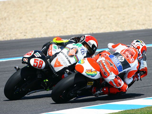 Barberá (Aprilia): "Simoncelli entró con la moto recta; si no me quito, me tira"
