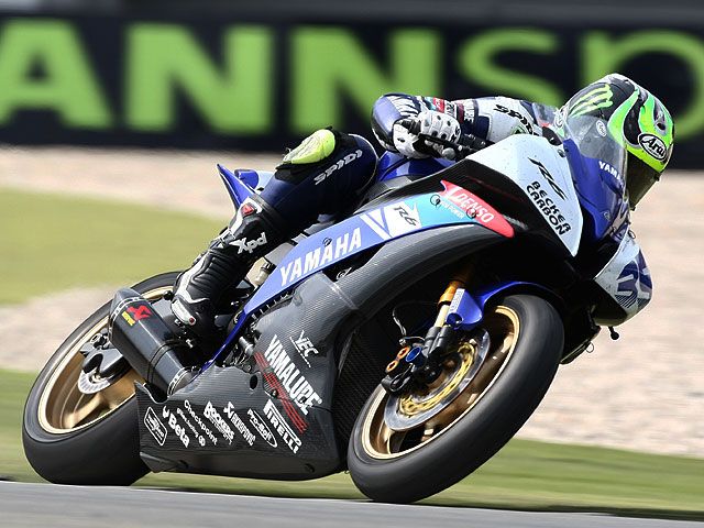 Crutchlow (Yamaha) puede con Lascorz (Kawasaki)