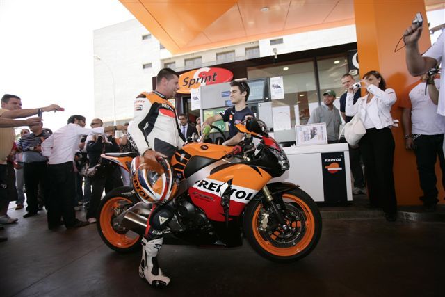 Pedrosa (Honda) atendió los repostajes en una estación de servicio en Canarias