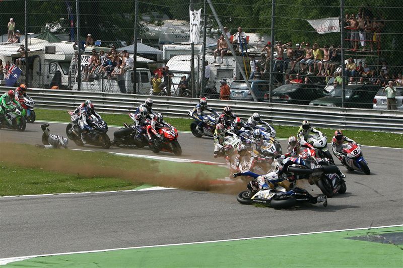 El brutal accidente de la primera carrera de SBK en Monza en imágenes