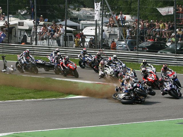 Vídeo de Superbike: La espeluznante caída de Monza