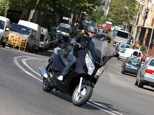 Multas de 150 euros y tres puntos por conducir sin casco