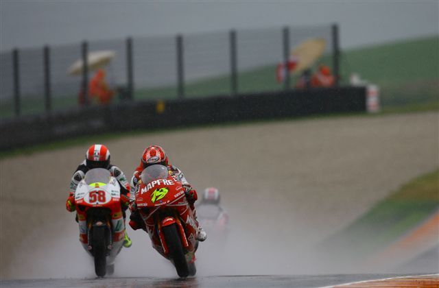 La maniobra de Simoncelli en Mugello se queda en aviso y multa