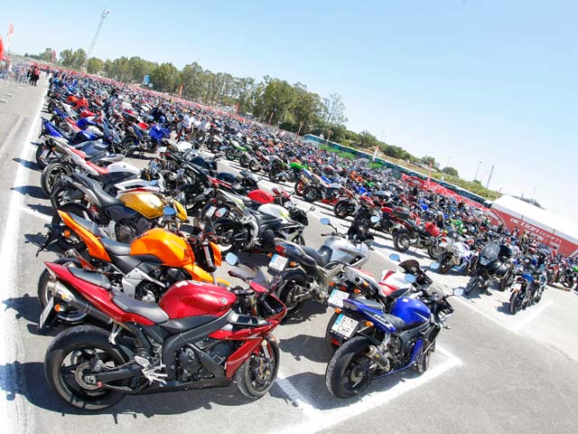 Aparcamiento y guardacascos en el Gran Premio de Cataluña
