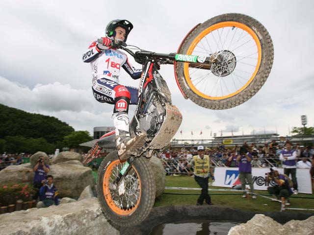 Toni Bou se impone en el Mundial de Trial en Japón