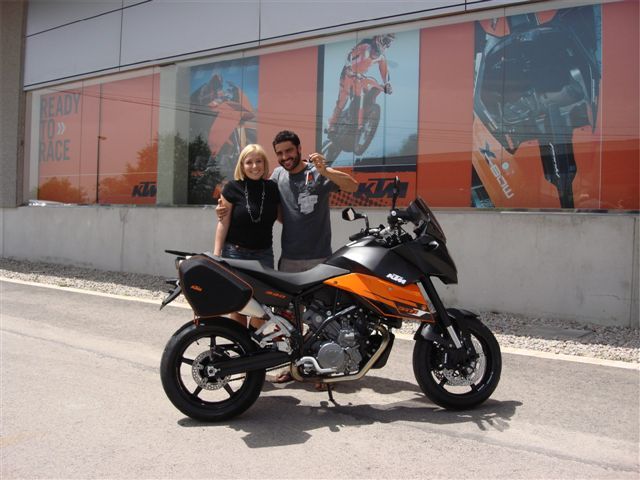 Iván Cervantes recibe una KTM 990 SM T