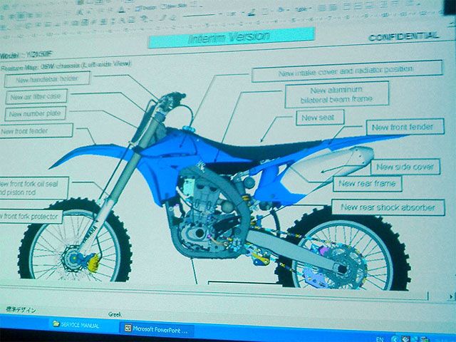 La Yamaha YZF 450 2010, admisión frontal