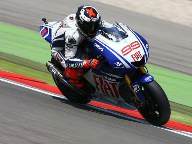 Lorenzo, Gadea y Aoyama, mejoran los tiempos en Assen