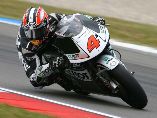 Aoyama se lleva la victoria del Gran Premio de Assen. Caída de Bautista