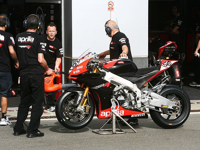 Test SBK: Aprilia rueda en Brno