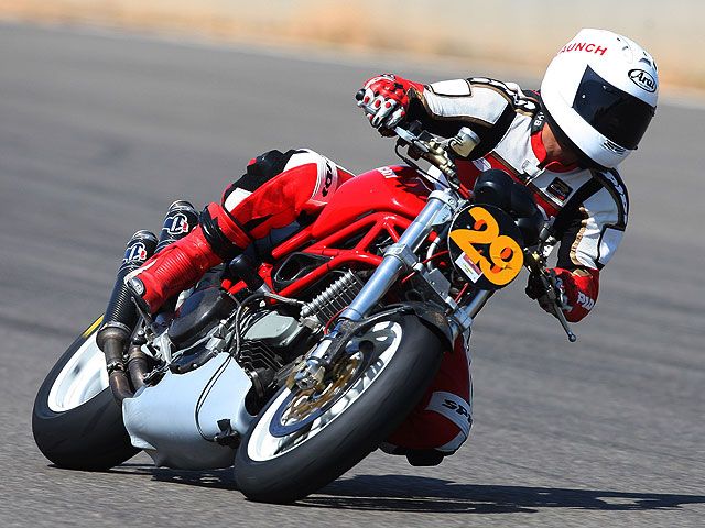 La lucha por subirse a la Ducati 1198 del Mundial de SBK